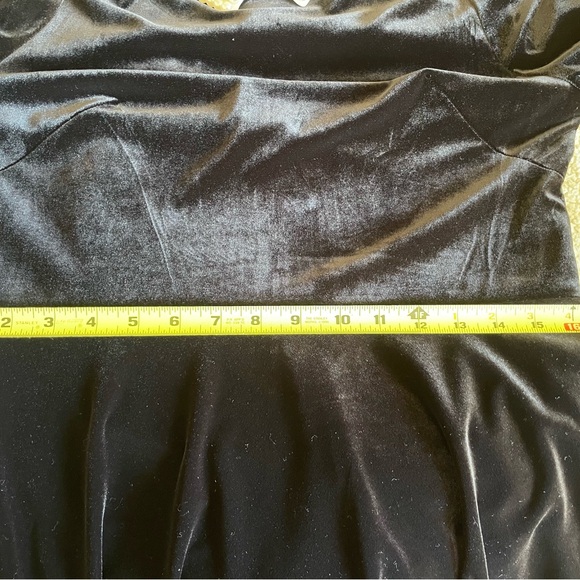 Betsey Johnson black velvet dress with pearl collar - Picture 5 of 6